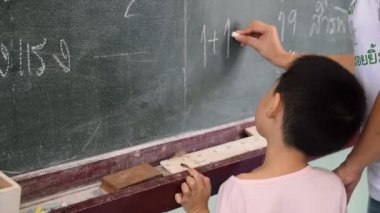 Anne ve oğlu, matematik pratik blackboard