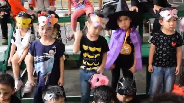 BANGKOK THAILAND-lokakuu 22: Halloween-juhla ryhmälasten kanssa, 22. lokakuuta 2015 Thaimaassa kuvapankkivideo