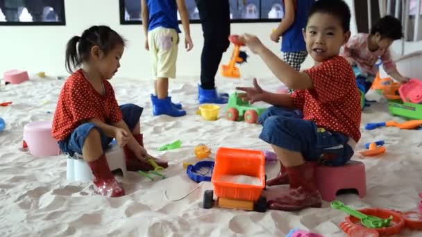 バンコク タイ-06 月 21: 遊ぶ子でおもちゃ砂、6 月にタイの 21,2015 で — ストック動画