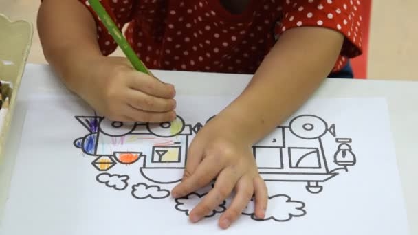 Kinderen tekenen en schilderen — Stockvideo