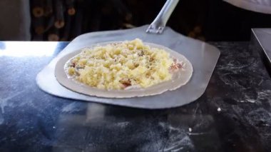 Pizza yapıyorum.