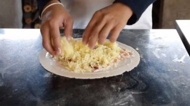 Pizza yapıyorum.