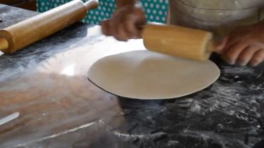 Pizza yapıyorum.