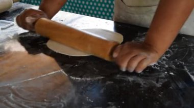 Pizza yapıyorum.