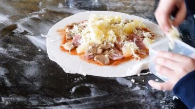 Pizza yapıyorum.