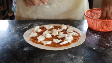 Pizza yapıyorum.