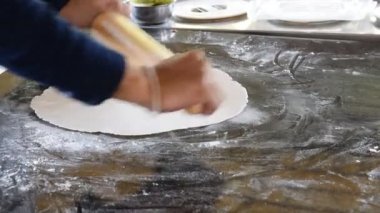 Pizza yapıyorum.