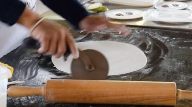 Pizza yapıyorum.