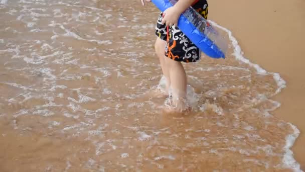 Niño jugando en olas marinas — Vídeos de Stock