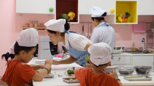 Bangkok Thailand-juli 19: vrouw met kind onderwijs haar om te koken. Student kind Cooking Class, op oktober 19,2016 in Thailand — Stockvideo