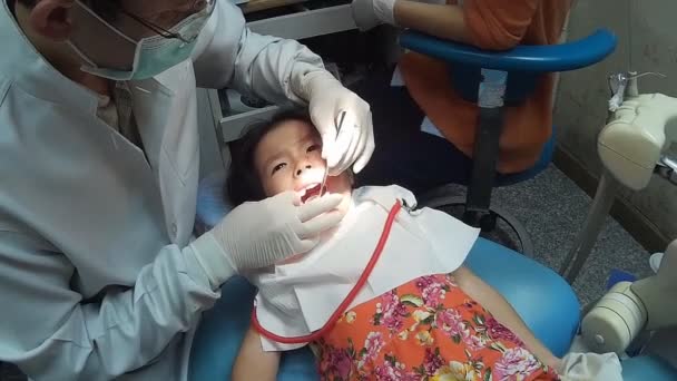 Menina abrindo a boca durante a inspeção da cavidade oral — Vídeo de Stock