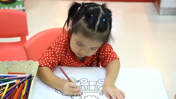 Kinderen tekenen en schilderen — Stockvideo