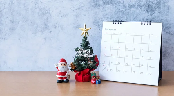 Декабрьский Календарь Рождественское Украшение Санта Клаус Елка Подарок Деревянном Столе — стоковое фото