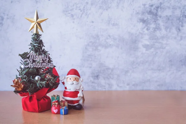 Χριστουγεννιάτικη Διακόσμηση Άγιος Βασίλης Δέντρο Και Δώρο Ξύλινο Τραπέζι Χριστούγεννα — Φωτογραφία Αρχείου
