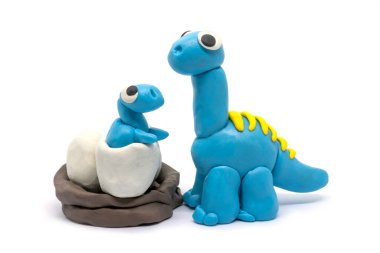 Beyaz arka planda hamur Brachiosaurus ve bebek oynarız. El yapımı kil plastik.