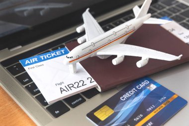 Masada dizüstü bilgisayar ve uçak biletleri ve pasaportlar var. Online bilet rezervasyonu kavramı