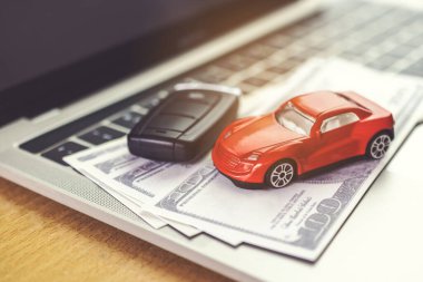 Araba modeli, para ve tahta masanın üzerindeki defter. Çevrimiçi alışveriş ve araba ödemesi 