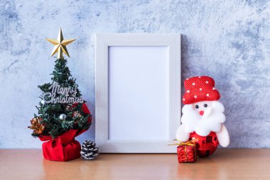 Resim çerçevesi ve Noel süsü, Noel Baba ve hediye ahşap masada. Noel ve Mutlu Yıllar konsepti