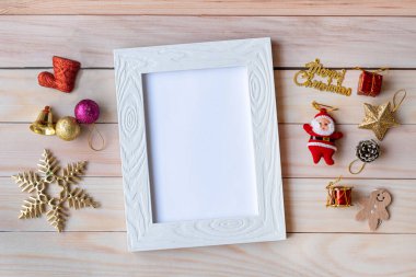 Resim çerçevesi ve Noel süsü, Noel Baba ve hediye ahşap masada. Noel ve Mutlu Yıllar konsepti