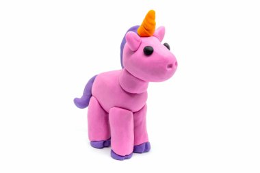 Beyaz arka planda hamur unicorn oynat. El yapımı kil plastik.