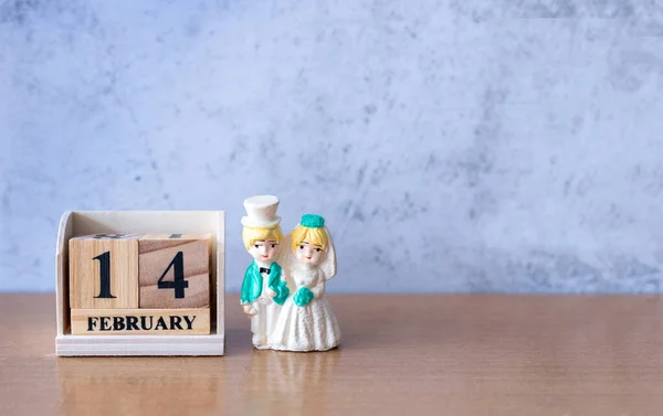 Miniatura Ślub Para Drewnianym Kalendarzem Luty Walentynki — Zdjęcie stockowe