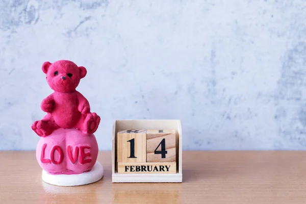 Pluszowy Miś Drewnianym Kalendarzem Luty Walentynki — Zdjęcie stockowe