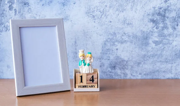 Fotolijstje Miniatuur Bruidspaar Tafel Valentijnsdag — Stockfoto