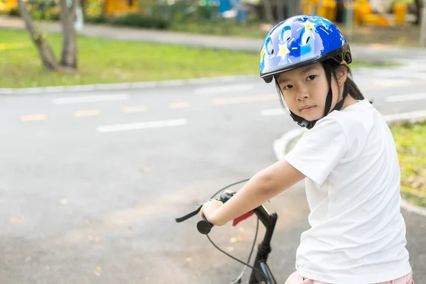 Chica Asiática Aprende Montar Bicicleta Parque Retrato Lindo Niño Bicicleta —  Fotos de Stock