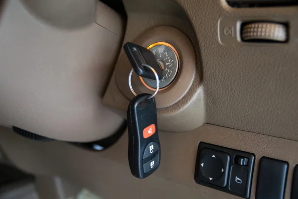 Chave do carro na ignição iniciar bloqueio — Fotografia de Stock