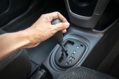 otomatik vites üzerinde el