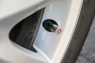 Araç konsepti güvende ve mutlu. Lastik basıncı kontrol.