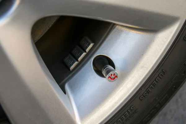Veículo seguro e conceito feliz. Verificação da pressão dos pneus . — Fotografia de Stock