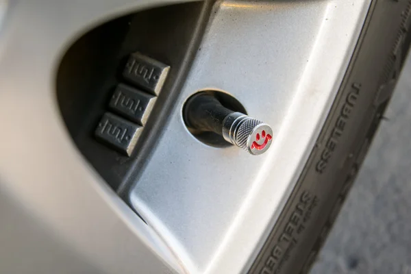 Araç konsepti güvende ve mutlu. Lastik basıncı kontrol.