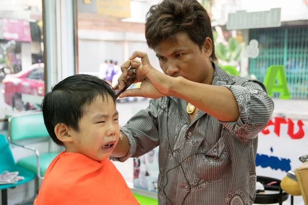 Bangkok ,THAILAND - January 17, 2015: Boy haircut and he doesn't — Stock Photo, Image