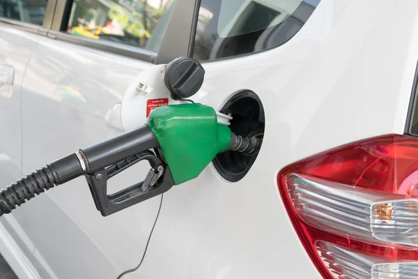 Bocal de combustível para adicionar combustível no carro no posto de gasolina — Fotografia de Stock