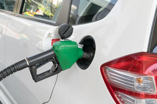 Bocal de combustível para adicionar combustível no carro no posto de gasolina — Fotografia de Stock