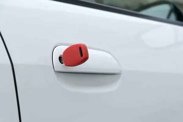 Otevřít dveře od auta s červeným klíčem — Stock fotografie