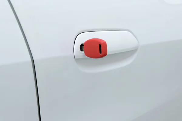 Arabanın kapısını kırmızı anahtarla aç — Stok fotoğraf