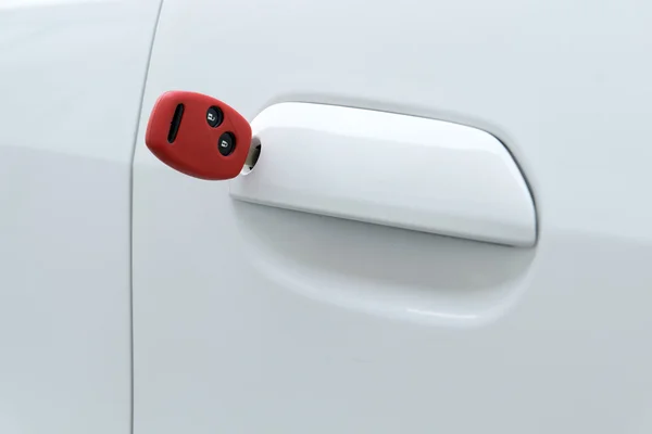 Arabanın kapısını kırmızı anahtarla aç — Stok fotoğraf