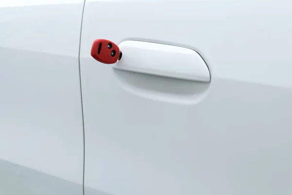 Открыть дверь автомобиля с красным ключом — стоковое фото