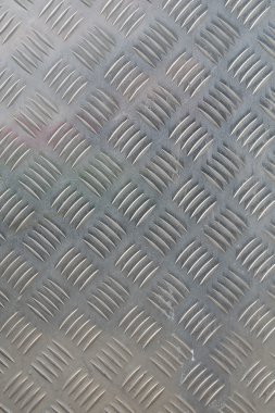 Gümüş rengi arka planda metal elmas plaka