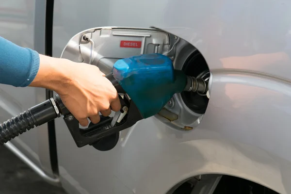 Homens possuem bico de combustível para adicionar combustível no carro no posto de gasolina — Fotografia de Stock