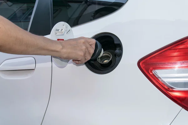 Hand opening the oil filler cap — Stock Photo, Image