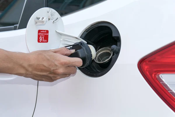 Hand opening the oil filler cap — Stock Photo, Image