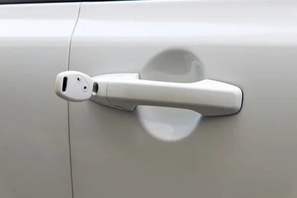 Открытая дверь автомобиля с белым ключом — стоковое фото