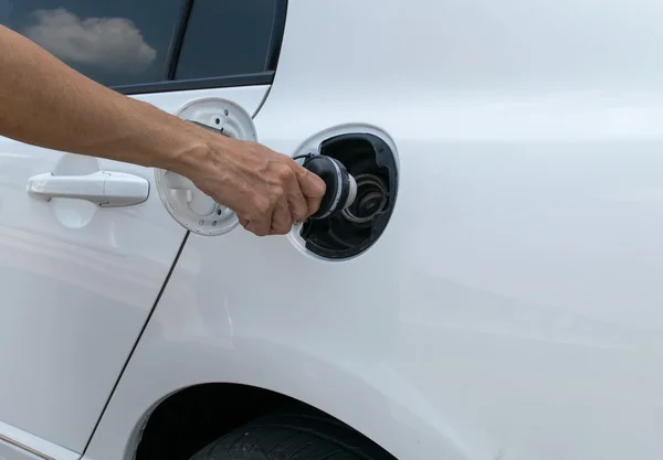 Hand opening the oil filler cap — Stock Photo, Image