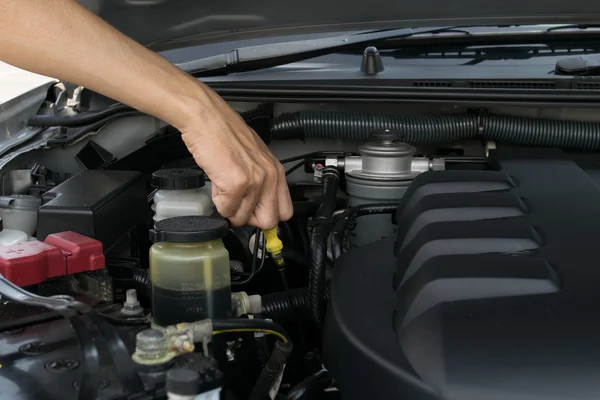 Zkontrolujte hladinu oleje v motoru — Stock fotografie