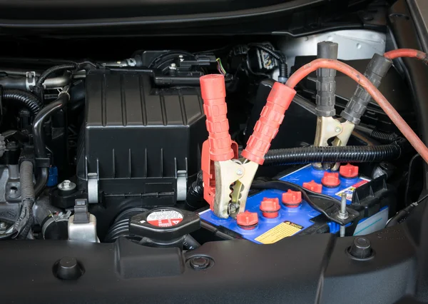 Carregamento da bateria do carro — Fotografia de Stock