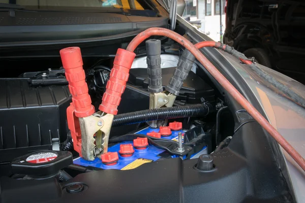 Carregamento da bateria do carro — Fotografia de Stock