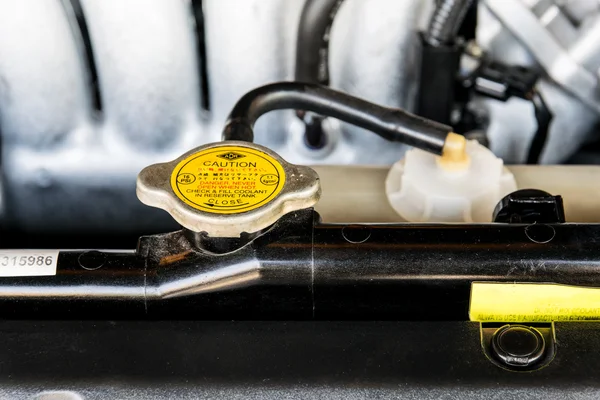 Metalen dekking op een radiator voor motorkoeling — Stockfoto